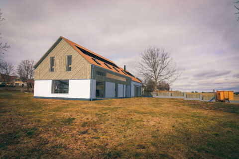 Adaptace stodoly na bydlení s lezeckou stěnou